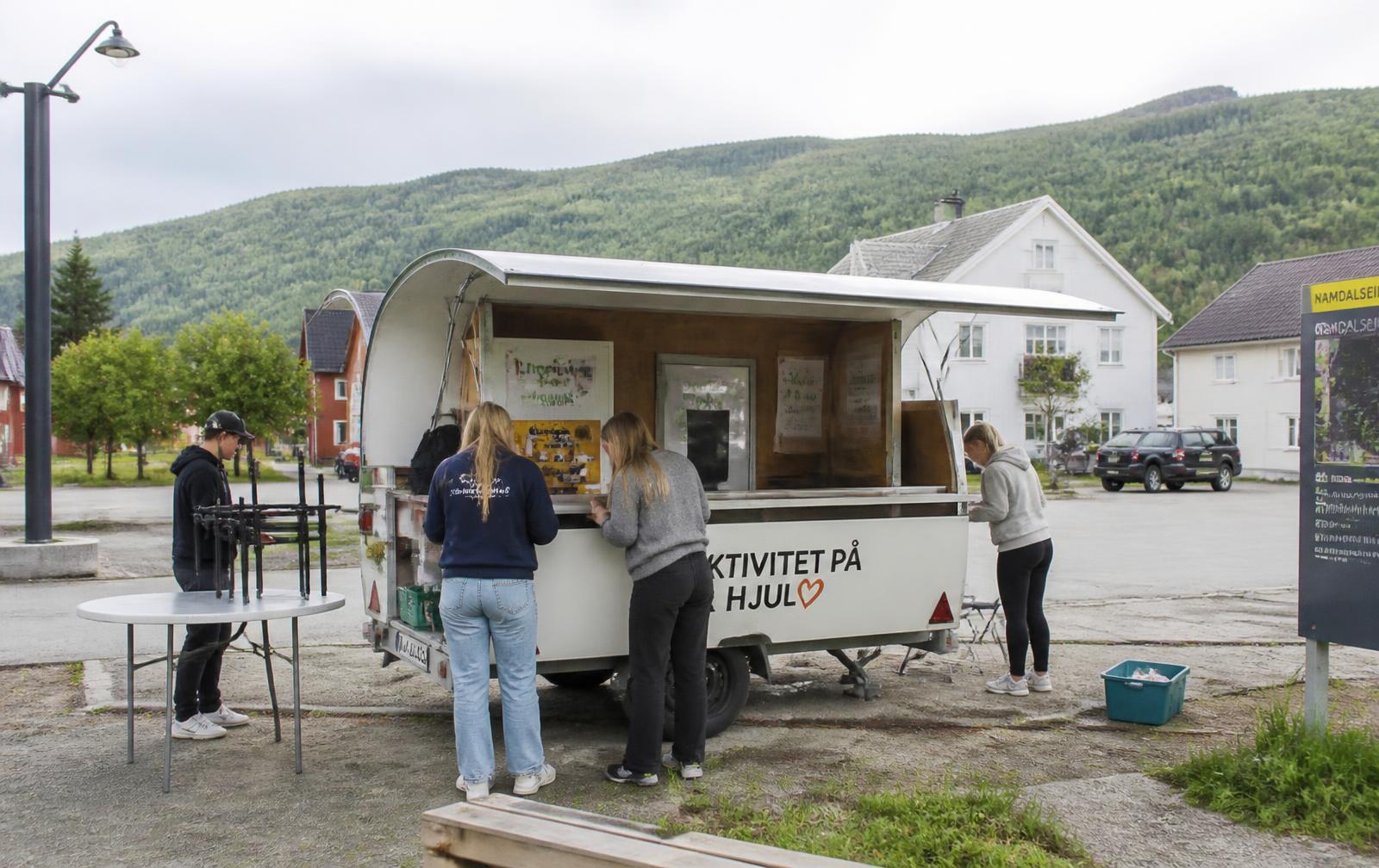 Mobil aktivitetsvogn rigges av unge frivillige på et torg i Namdalen